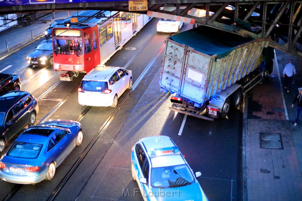 Wieder mal LKW unter Bruecke Koeln Deutz Deutz Muelheimerstr AK P01.JPG